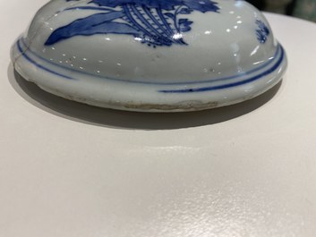 Un vase couvert en porcelaine de Chine en bleu et blanc, &eacute;poque Transition